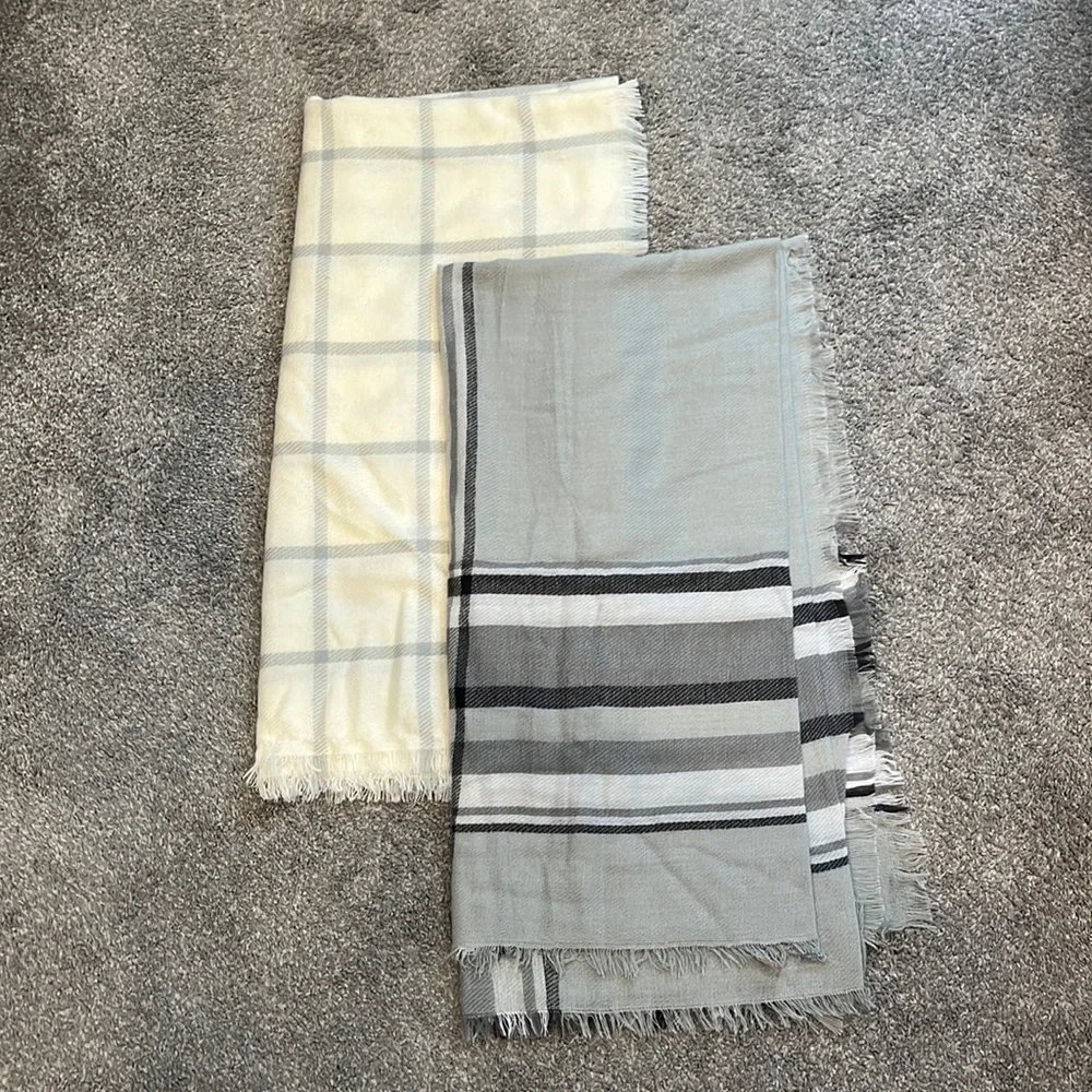 NWOT Plaid Knit Blanket Scarves
